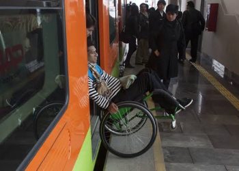 Persona con discapacidad demanda al Metro por falta de accesibilidad