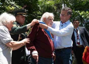 Gustavo Petro condecora a José Mujica con la Cruz de Boyacá