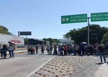 Personal de Prepas Populares bloquearon la Autopista del Sol en demanda de pagos