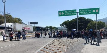 Personal de Prepas Populares bloquearon la Autopista del Sol en demanda de pagos