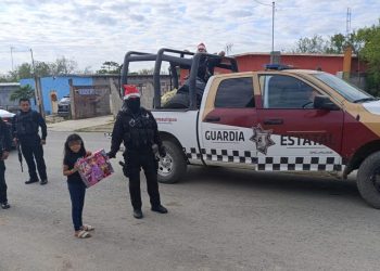 Policías regalan juguetes a niños en la frontera de Tamaulipas