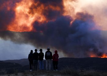 Lluvias esperan dar tregua a los incendios de Los Ángeles