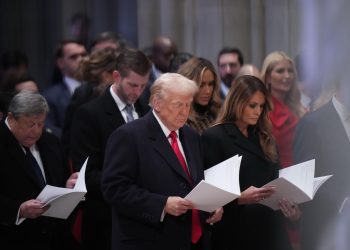 Trump comienza su primer día en el poder con una misa en la catedral de Washington