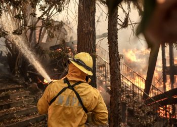 Sube a cinco el número de muertos por incendios en los Ángeles