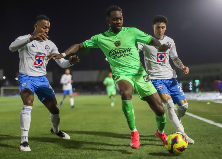 Willer Ditta (R) of Cruz Azul fights for the ball with Jose Rodriguez (R) of Juarez during the 2nd round match between FC Juarez and Cruz Azul as part of the Liga BBVA MX, Torneo Clausura 2025 at Olimpico Benito Juarez Stadium on January 18, 2025 in Ciudad Juarez, Chihuahua, Mexico.