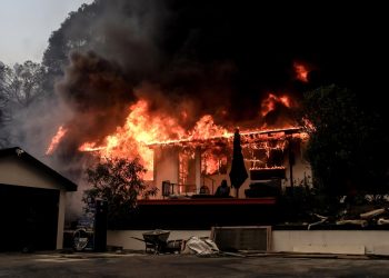 Incendios en California dejan al menos dos muertos
