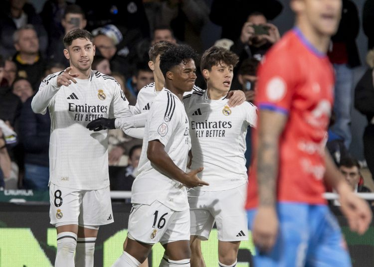 CARTAGENA (MURCIA), 06/01/2025.- El centrocampista uruguayo del Real Madrid Fede Valverde (i) celebra el primer gol ante de la Deportiva Minera durante el partido correspondiente a los dieciseisavos de final de la Copa del Rey, que están disputando este lunes en el estadio Cartagonova en Cartagena. EFE/Marcial Guillén