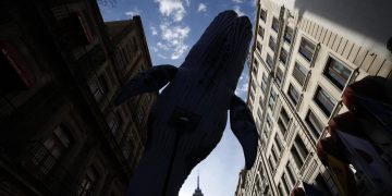 Una ballena ‘navega’ en CDMX para exigir frenar proyecto de gas en el Pacífico
