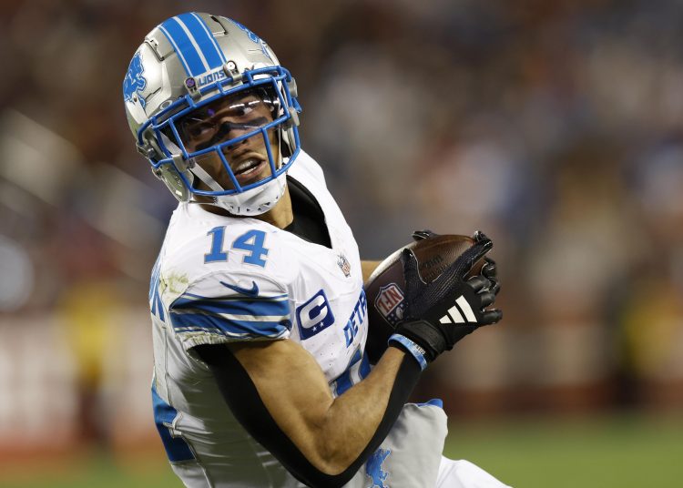 Santa Clara (United States), 31/12/2024.- Detroit Lions wide receiver Amon-Ra St. Brown hauls in a catch against the San Francisco 49ers during the first half of the NFL game between the Detroit Lions and the San Francisco 49ers in Santa Clara, California, USA, 30 December 2024. EFE/EPA/JOHN G. MABANGLO