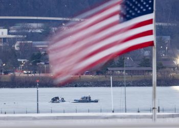 Hallan la caja negra del helicóptero que chocó en Washington