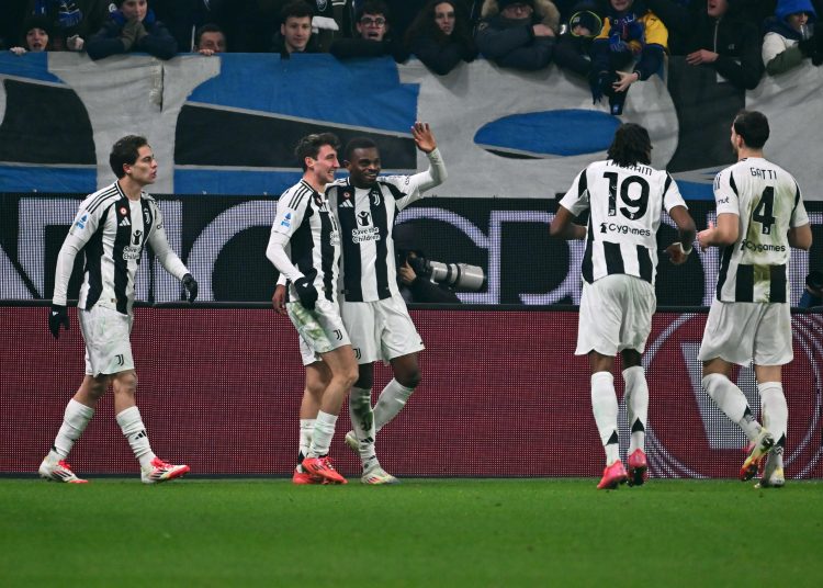Bergamo (Italy), 14/01/2025.- Juventus's Pierre Kalulu (C) celebrates with his teammates after scoring the 0-1 goal during the Italian Serie A soccer match between Atalanta BC and Juventus FC, in Bergamo, Italy, 14 January 2025. (Italia) EFE/EPA/MICHELE MARAVIGLIA