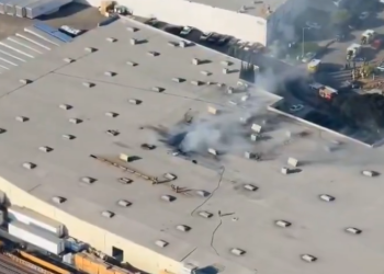 Al menos un muerto al estrellarse una avioneta contra un almacén en California