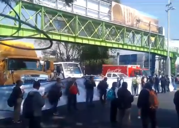 Policías de Cusaem cierran la Gustavo Baz, exigen mejoras salariales