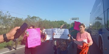 Mujeres bloquean carretera federal Victoria-Matamoros
