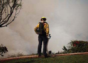 California enfrenta un nuevo incendio en plena alerta por fuertes vientos