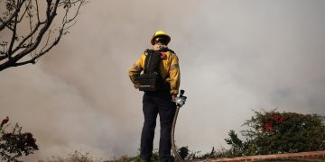 California enfrenta un nuevo incendio en plena alerta por fuertes vientos