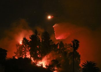 Más de 100,000 personas son evacuadas en Los Ángeles por los incendios