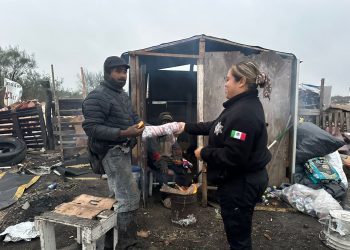 Policías de Tamaulipas reparten cobijas y alimentos en Reynosa