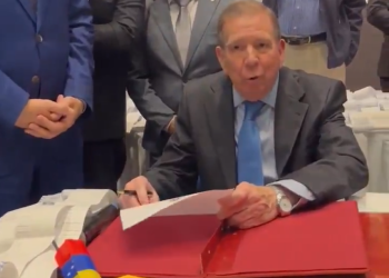Edmundo González entrega actas electorales a Panamá para su custodia