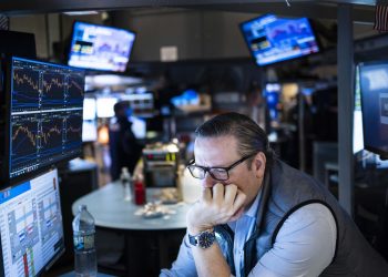 Wall Street cierra en rojo ante los inminentes aranceles a Canadá, México y China
