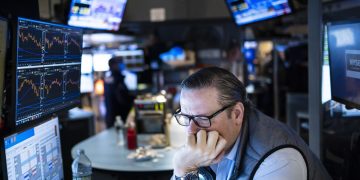 Wall Street cierra en rojo ante los inminentes aranceles a Canadá, México y China