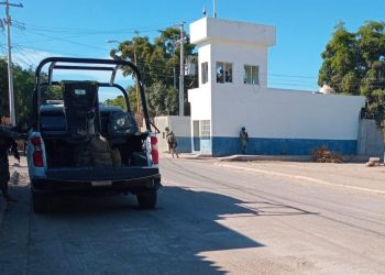 Sinaloa: Sicarios atacan base policial a plena luz del día