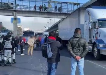 Transportistas mantienen cierre en la México-Querétaro por presuntamente fabricar delitos a choferes
