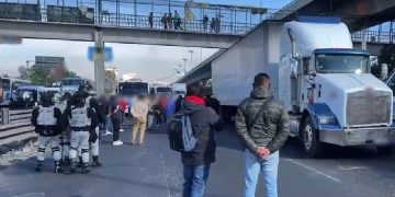 Transportistas mantienen cierre en la México-Querétaro por presuntamente fabricar delitos a choferes