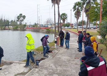 Frío mata a peces en lago de Matamoros, los recogen para evitar contaminación