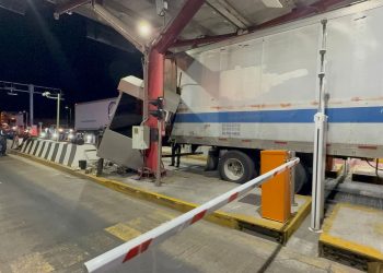Tráiler se lleva caseta de peaje en autopista Veracruz – Cardel