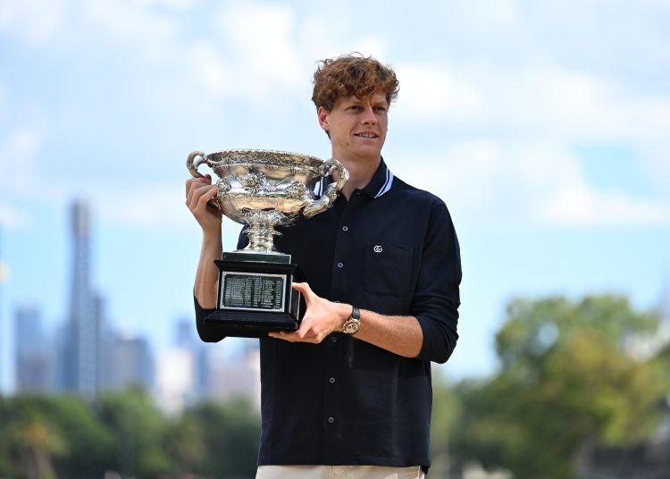 Melbourne (Australia), 26/01/2025.- Jannik Sinner of Italy poses with his trophy after winning the Australian Open men'Äôs singles title in Melbourne, Australia, 27 January 2025. Sinner is celebrating his second consecutive Australian Open men'Äôs singles title. (Tenis, Italia) EFE/EPA/JAMES ROSS AUSTRALIA AND NEW ZEALAND OUT
