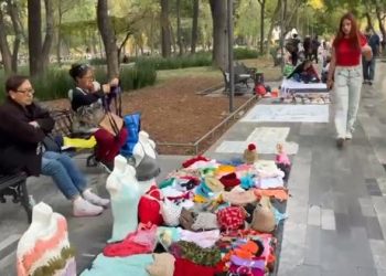 Mujeres buscan mantenerse vendiendo artesanías en la Alameda Central