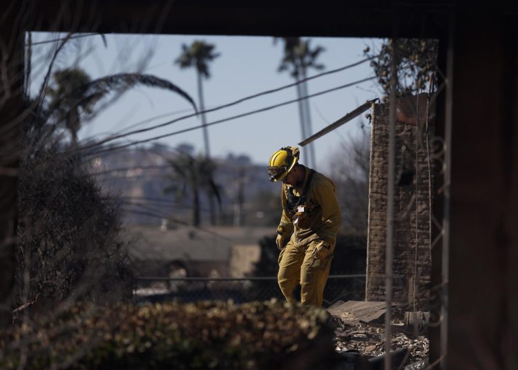 Altadena (United States), 13/01/2025.- Firefighters and Search and Rescue teams inspect the site of a burned down home in Altadena, California, USA, 13 January 2025. Various teams have been deployed to not only look for hazards and firehot spots, but also identify if there are human remains. As of the morning of 13 January, the number of confirmed deaths from the Palisades and Eaton fires is 25, with eight of the fire victims from the Palisades fire and 17 from the Eaton fire in Altadena, according to the Los Angeles County medical examiner and Sheriff Robert Luna. (incendio forestal) EFE/EPA/CAROLINE BREHMAN