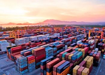 Vista de contenedores en un puerto mexicano, símbolo del comercio internacional.