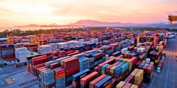 Vista de contenedores en un puerto mexicano, símbolo del comercio internacional.