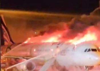 Cuatro heridos tras incendiarse un avión en el aeropuerto de Busan en Corea del Sur