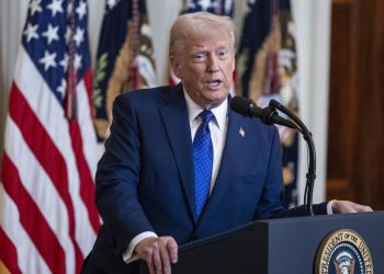 Trump anuncia que ordenará al Pentágono preparar 30 mil camas para migrantes en Guantánamo