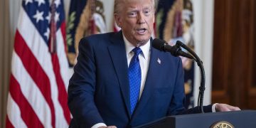 Trump anuncia que ordenará al Pentágono preparar 30 mil camas para migrantes en Guantánamo