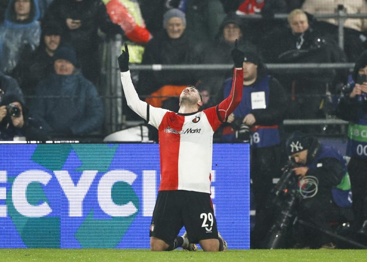 Rotterdam (Netherlands), 22/01/2025.- Santiago Gimenez of Feyenoord celebrates the 2-0 lead during the UEFA Champions League soccer match between Feyenoord and FC Bayern Munich at Feyenoord Stadium de Kuip in Rotterdam, Netherlands, 22 January 2025. (Liga de Campeones, Países Bajos; Holanda) EFE/EPA/MAURICE VAN STEEN