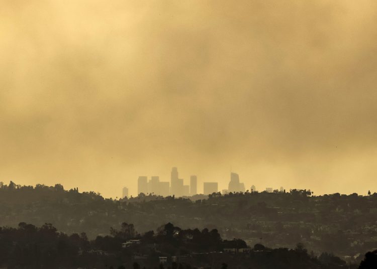 Los Angles (United States), 08/01/2025.- The buildings of downtown Los Angles are shrouded by smoke from multiple wildfires in the metropolitan area of Los Angeles, California, USA, 08 January 2025. According to data from California Department of Forestry and Fire Protection, CAL FIRE, multiple wildfires are burning across thousands of acres and forced tens of thousands of evacuations in the Los Angeles area. (incendio forestal) EFE/EPA/CAROLINE BREHMAN