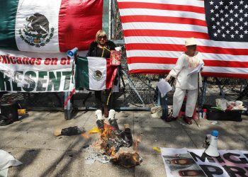 Activistas queman piñata de Donald Trump frente a embajada de Estados Unidos en México
