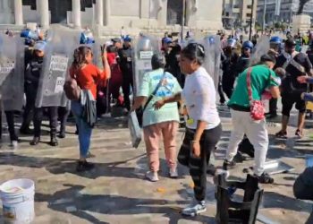 Seis lesionados deja enfrentamiento entre ambulantes y policías en la Alameda Central
