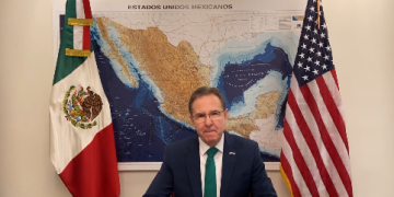 Esteban Moctezuma continuará al frente de la embajada de México en Estados Unidos