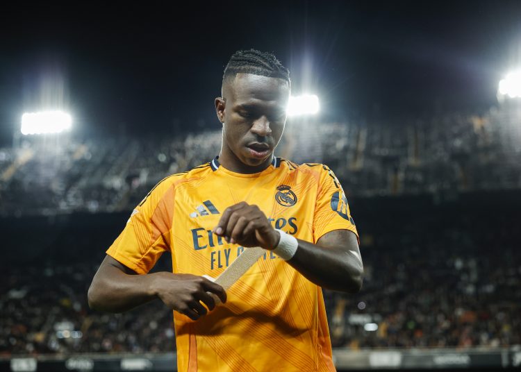 -FOTODELDÍA- GRAF3660. VALENCIA (ESPAÑA), 03/01/2025.- El delantero brasileño del Real Madrid Vinicius Jr. se coloca la muñequera durante el partido de la jornada 12 de LaLiga que Valencia CF y el Real Madrid disputan hoy viernes en el estadio de Mestalla, en Valencia. EFE/ Biel Alino