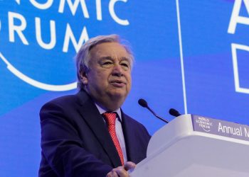 Guterres critica en Davos a bancos e industrias que dan marcha atrás en lucha climática