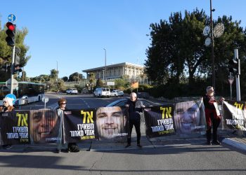 Familiares de rehenes piden a Netanyahu que negocie ahora el regreso de todos los cautivos