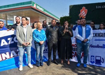 Panistas clausuran simbólicamente una gasolinería en protesta por los altos precios del combustible