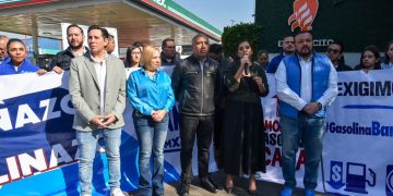 Panistas clausuran simbólicamente una gasolinería en protesta por los altos precios del combustible