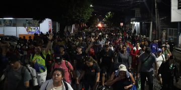 Caravana migrante sale del sur de México hacia Estados Unidos a una semana del regreso de Trump