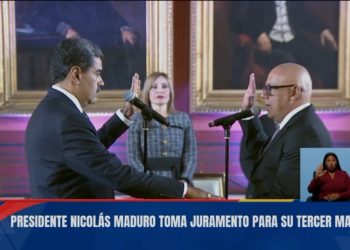Maduro rinde protesta como presidente de Venezuela; la oposición lo acusa de consumar un golpe de Estado